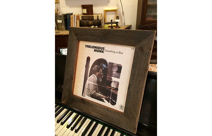 Read more about the article Record Frame //